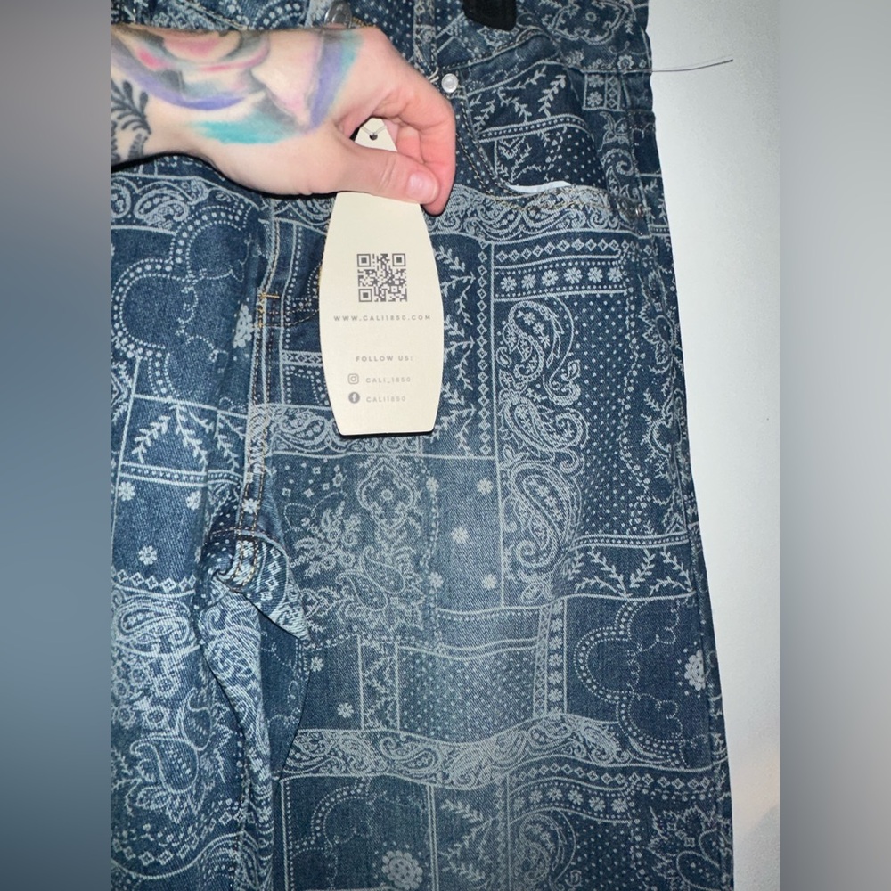 NWT Cali 1850 Bandana Printed Low Rise WiDe Leg Jeans - Picture 6 of 10